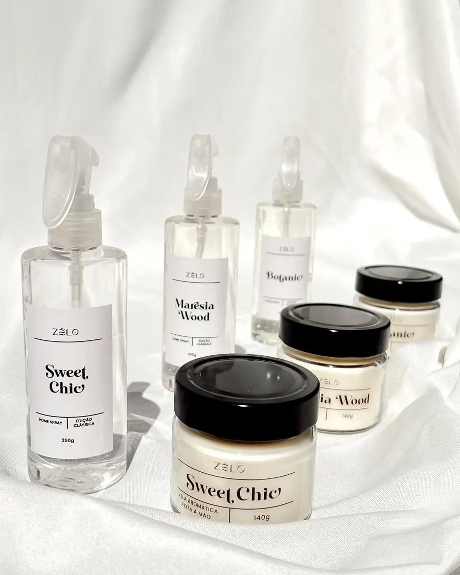 Home sprays e velas juntos sobre tecido branco