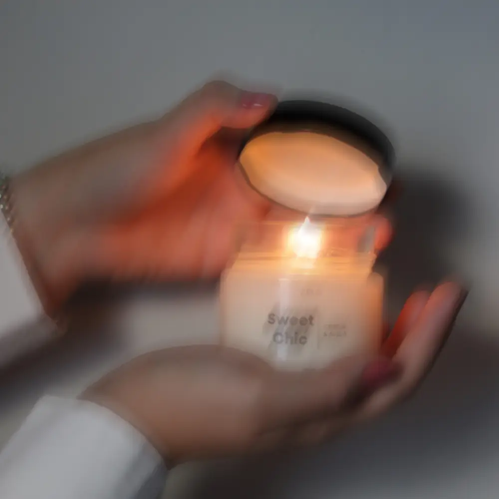 Mãos segurando uma vela acesa