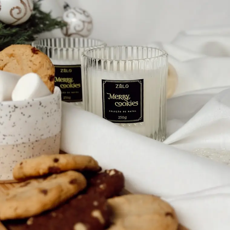 Velas Merry Cookies ao lado de cookies e enfeites de Natal
