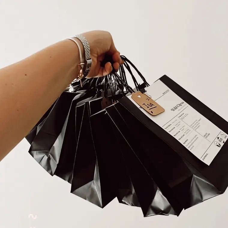 Sacolas pretas de entrega prontas na mão