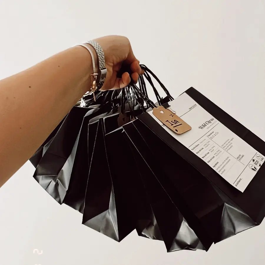 Sacolas pretas prontas para entrega