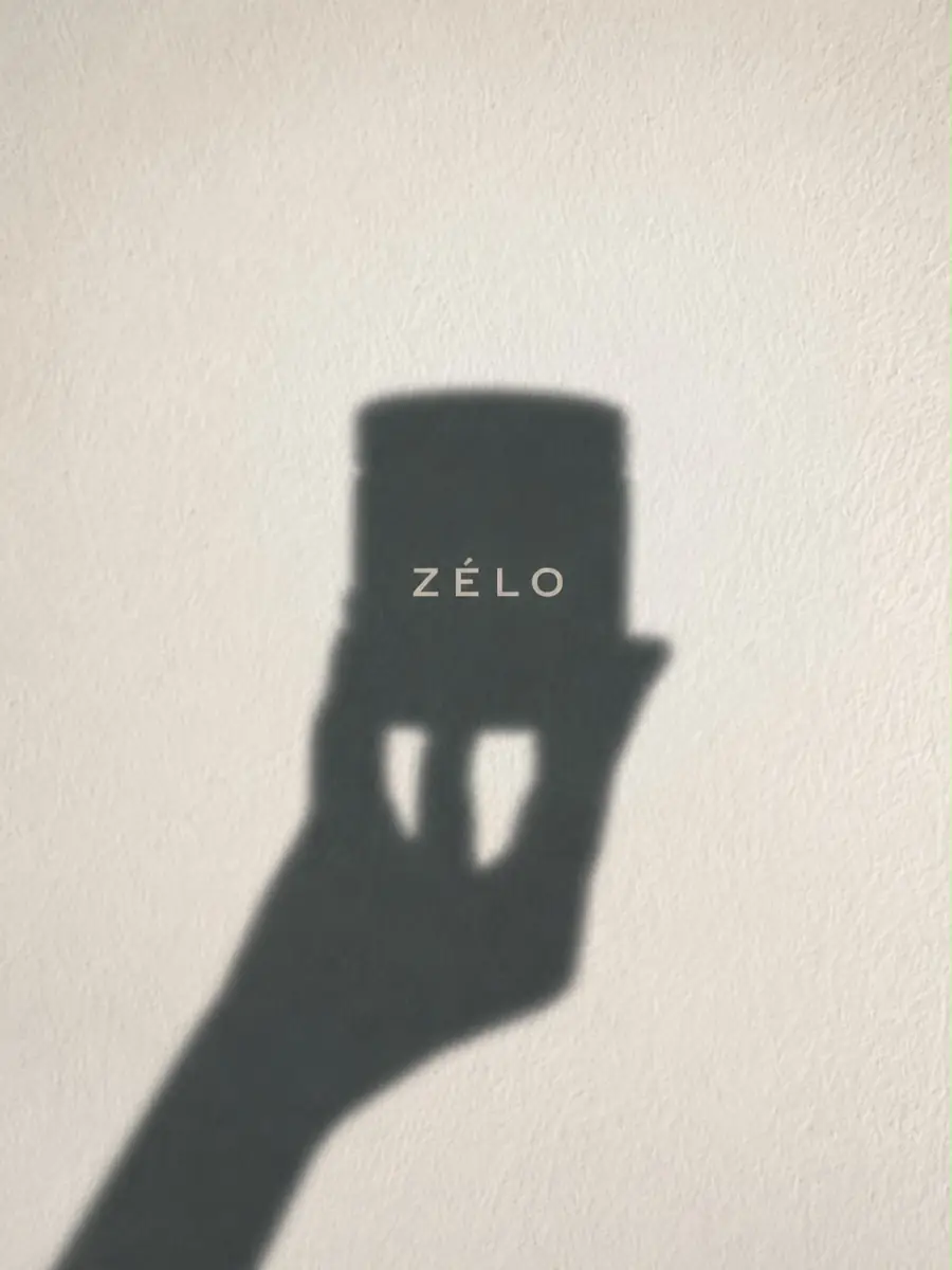 Sombra de uma mão segurando a vela na parede
